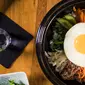 Ilustrasi kuliner Korea Selatan, bibimbap. (dok. pexels/Becerra Govea Photo)