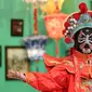 Tarian tradisional China menyambut Tahun Baru Imlek di Lippo Mall Puri, Jakarta, Rabu (15/1/2020). Menyambut Tahun Baru Imlek Lippo Malls Indonesia menghadirkan rangkaian kegiatan dengan tema The Great Lunar New Year hingga 2 Februari 2020. (Liputan6.com/Fery Pradolo)