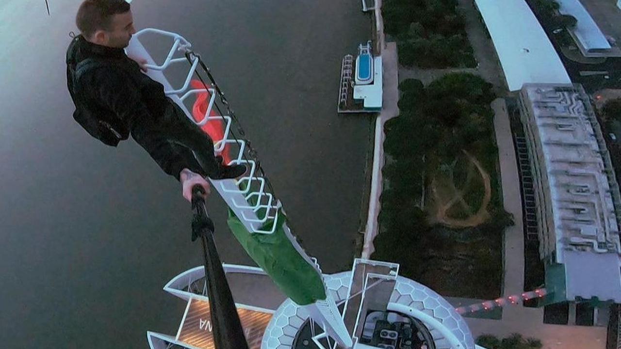 Perjalanan ekstrem Remi dengan gedung-gedung tinggi bermula di tahun 2016. Perjalanan pria asal Perancis ini terhenti di tahun 2023 setelah dirinya terjatuh dan meninggal dunia.