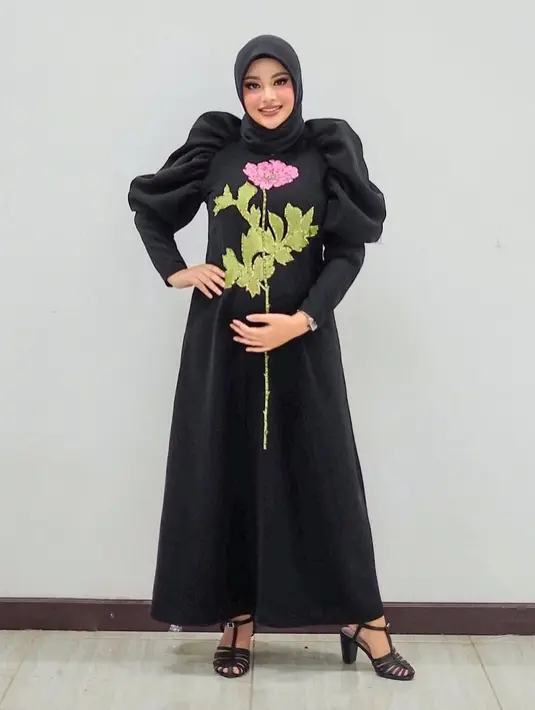 Tampil lebih simple namun tetap chic dan cantik, lewat dress dengan bordir bunga mawar dari Poppy Theodorin. (Foto: Instagram @erichalamin)