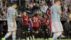Para pemain Manchester United merayakan gol Marcus Rashford saat melawan Celta Vigo pada leg pertama semifinal Liga Europa di Balaidos stadium, Vigo, (4/5/2017). MU menang 1-0. (AP/Lalo R. Villar)