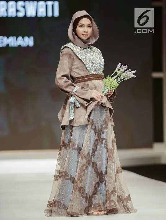 Model mengenakan busana rancangan desainer Dani Paraswati saat tampil dalam Muslim Fashion Festival 2018 di Jakarta, Jumat (20/4). Dani Paraswati menampilkan rancanganya dengan tema 'Bohemian'. (Liputan6.com/Faizal Fanani)