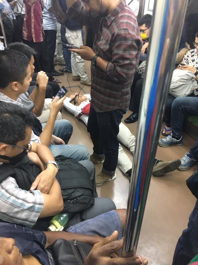 Potret Saat Rebahan di Sembarang Tempat ini Bikin Geleng Geleng