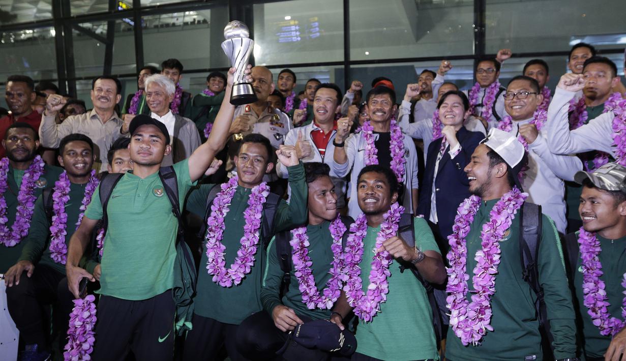 Penyambutan para pemain Timnas Indonesia usai menjadi juara Piala AFF U-22 2019 saat tiba di Bandara Soetta, Tanggerang, Rabu (27/2). Timnas Indonesia mendapatkan bonus sebesar 2,1 milliar rupiah dari Kemenpora. (Bola.com/Yoppy Renato)