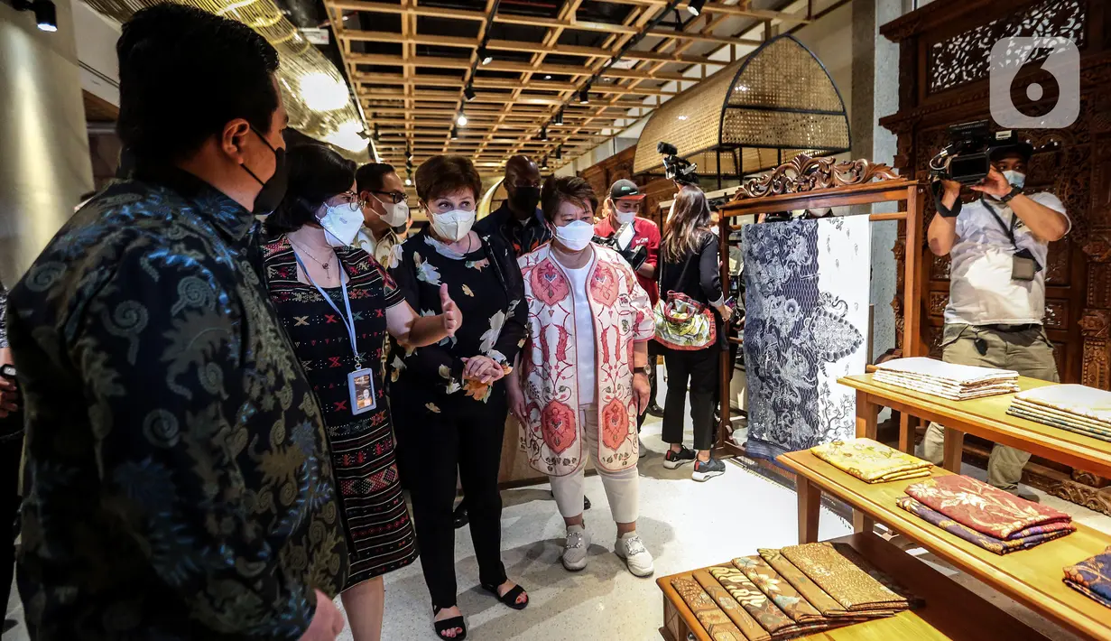Direktur Pelaksana Dana Moneter Internasional (IMF) Kristalina Georgieva melihat produk-produk yang dijual saat mengunjungi Gedung Sarinah, Jakarta, Minggu (17/7/2022). (Liputan6.com/Johan Tallo)
