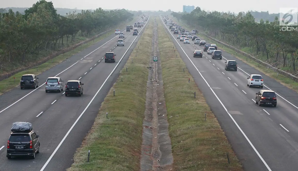 Sejumlah kendaraan melintasi Jalan Tol Cipali di kawasan Majalengka, Jawa Barat, Sabtu (8/7). Diberlakukannya sistem satu arah atau one way menyebabkan jalur Trans Jawa dari arah Palimanan menuju Cikampek ramai lancar pada H+3 Lebaran. (Liputan6.com/Immanuel Antonius)