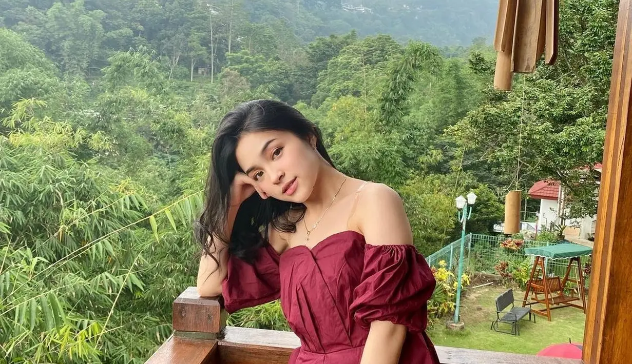 Dikenal sebagai selebgram cantik, Eca Aura sering melakukan liburan dengan gaya yang stylish. Eca Aura, yang dikenal dengan kepribadian yang ramah dan mudah beradaptasi, tak ragu untuk melemparkan candaan pada Alam Ganjar. Dalam sebuah video, ia bahkan bertanya kepada Alam apakah ia sudah memiliki pacar. Ternyata, candaan itu malah memicu berbagai spekulasi di kalangan netizen. (Liputan6.com/IG/@elsaajapasal)