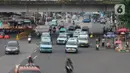 Angkutan umum menunggu penumpang di Terminal Kampung Melayu, Jakarta, Sabtu (26/9/2020). Dinas Perhubungan DKI Jakarta mencatat penurunan jumlah penumpang harian angkutan umum perkotaan hingga 22,83 persen selama 12 hari terakhir penerapan PSBB Jakarta. (Liputan6.com/Immanuel Antonius)