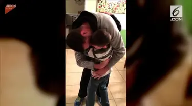 Seorang tentara AS memberikan kejutan dengan pulang kampung tepat saat ulang tahun anaknya.