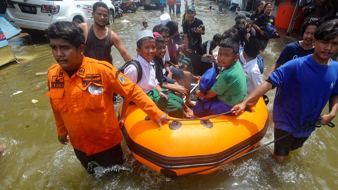 FOTO: Banjir Rob Muara Angke, Anak-Anak Pulang Sekolah Dievakuasi Perahu Karet