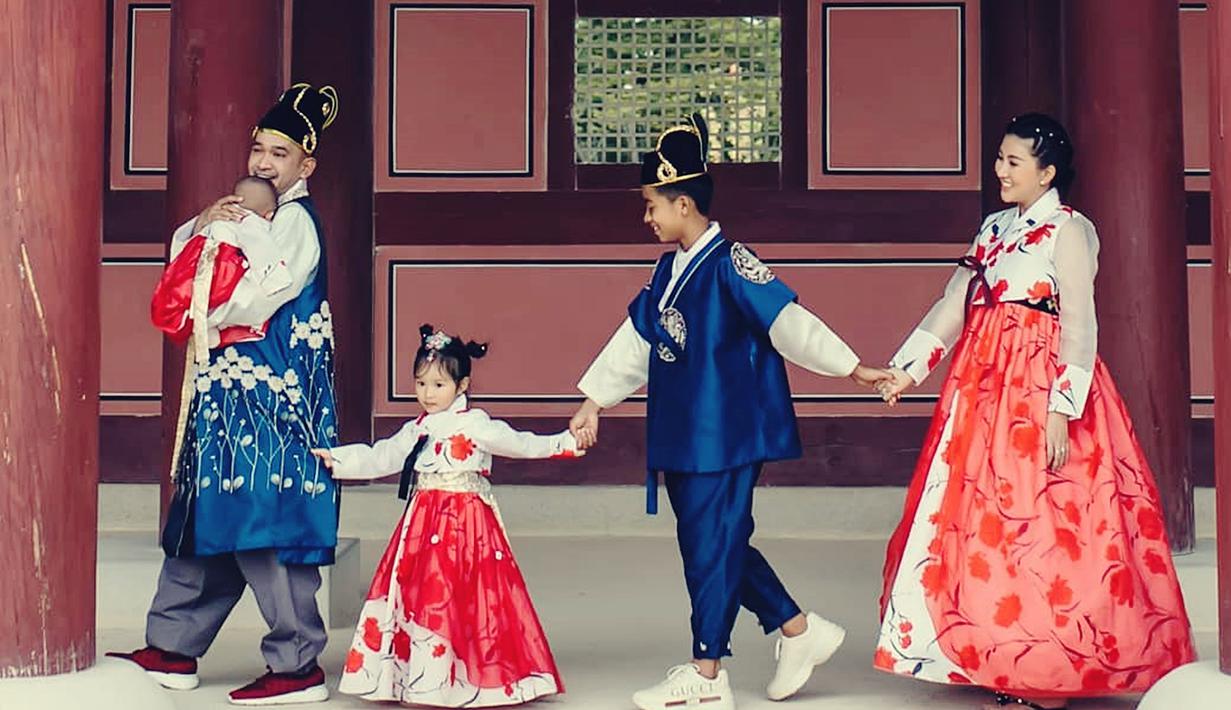 Setelah secara resmi mengadopsi Betrand Peto sebagai anak, Ruben Onsu dan keluarga pun mendatangi rumah Betrand Peto yang berada di Ruteng Cancar, Nusa Tenggara Timur. Ruben pun datang bersama dengan istrinya, Sarwenda. (Liputan6.com/IG/@sarwendah29)