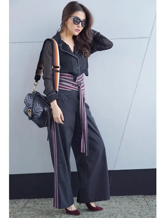 Tidak selalu busana yang membuat penampilan menjadi semakin hits. Seperti halnya pada Sarwendah yang satu ini dengan kacamata hitamnya. Kece badai pastinya ibu dari Thalia ini. (Instagram/sarwendah29)