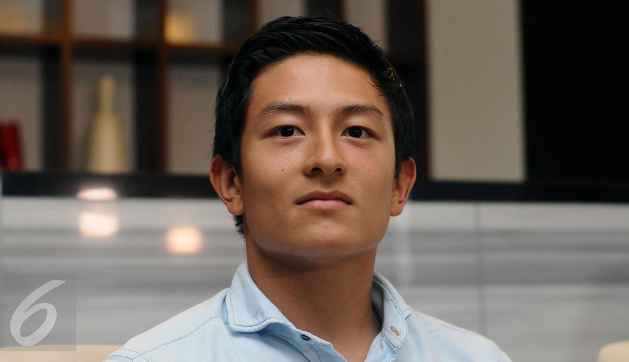 Rio Haryanto saat melakukan pertemuan dengan Sandiaga Uno di gedung  Recapital, Jakarta, Selasa (16/2/2016). Saat ini kiprah Rio di F1 masih terhadang kendala uang kontrak senilai 12,5 juta euro. (Liputan6.com/Helmi Fithriansyah)