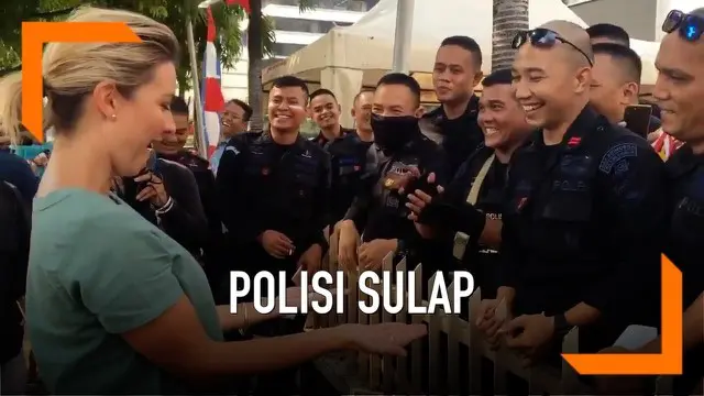Seorang polisi pamer aksi sulap depan wartawan asing dari 9 News Australia, Rene Henry. Kejadian lucu ini terjadi saat kota Jakarta mulai kondusif setalah diramaikan aksi demo menolak keputusan hasil pemilu.
