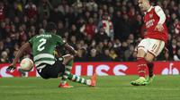 Aksi pemain Arsenal, Gabriel Martinelli saat menghadapi Sporting CP pada leg kedua babak 16 besar Liga Europa 2022/2023 di Emirates Stadium, Jumat (17/3/2023) dini hari WIB. (AP Photo/Ian Walton)