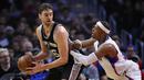Gaya pemain San Antonio Spurs, Pau Gasol (kiri) saat mendapat pengawalan ketat dari pemain L. A. Clippers, Paul Pierce pada laga NBA basketball game di Staples Center, (22/12/2016). Clippers menang 106-101. (Reuters/Gary A. Vasquez-USA TODAY Sports)