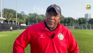 Pelatih Timnas Mozambik, Chiquinho Conde di sela memimpin sesi latihan timnya di Lapangan A Stadion Utama Gelora Bung Karno, Jakarta, Sabtu (6/6/2026). (Dok. Federasi Sepak Bola Mozambik)