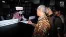 Mantan Wakil Ketua KPK M Busyro Muqoddas bersama sejumlah aktivis menyerahkan surat permohonan di gedung MK, Jakarta, Kamis (7/12). Mereka mengajukan permohonan mencabut gugatan pasal 79 ayat 3 UU MD3 tentang hak angket. (Liputan6.com/Helmi Fithriansyah)