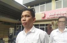 Seorang Pria Disiram Cairan Freshcare saat COD HP
