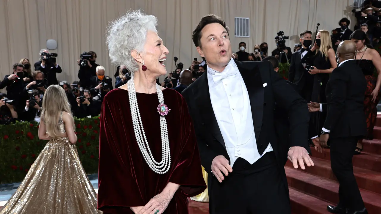 FOTO: Elon Musk Bawa Ibunya yang Supermodel ke Met Gala 2022