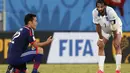 Penyerang Timnas Yunani, Giorgios Samaras (kanan), menatap pemain belakang Jepang, Maya Yoshida, usai berlaga di babak penyisihan Piala Dunia 2014 Grup C di Stadion Dunas, Natal, Brasil, (20/6/2014). (REUTERS/Toru Hanai)