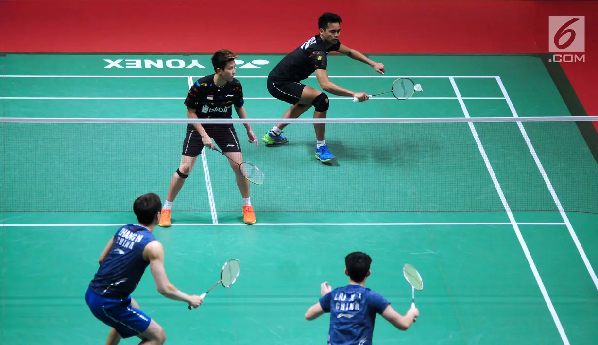 Tontowi Ahmad/Liliyana Natsir mengembalikan kok ke arah Zhang Nan/ LIU Xuanxuan (China) di perempat final Indonesia Masters 2018 di Istora Senayan, Jumat (26/1). Tontowi/Liliyana unggul 21-18 21-19. (Liputan6.com/Helmi Fithriansyah)