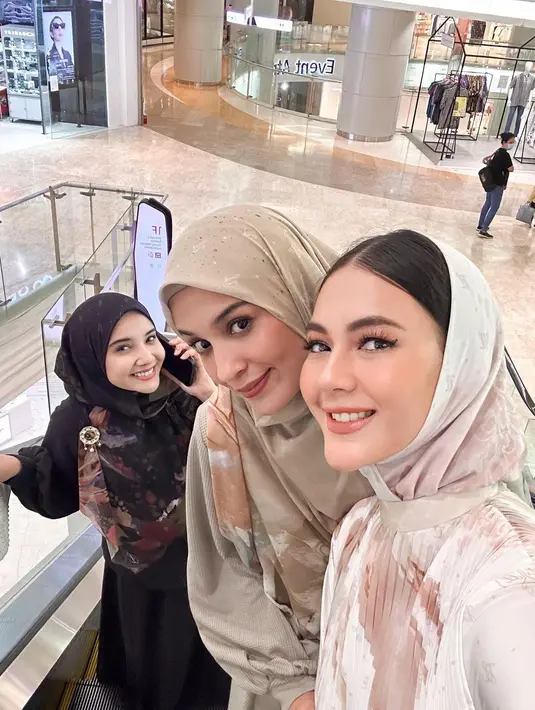 Sementara Paula Verhoeven tampil mengenakan hijab ala perempuan Dubai berwarna putih. [@paula_verhoeven/@shireensungkar].