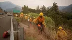 Petugas pemadam kebakaran saat berusaha melokalisir kebakaran hutan yang terus meluas di Mentone, California, Minggu 8 September 2024. (AP Photo/Eric Thayer)
