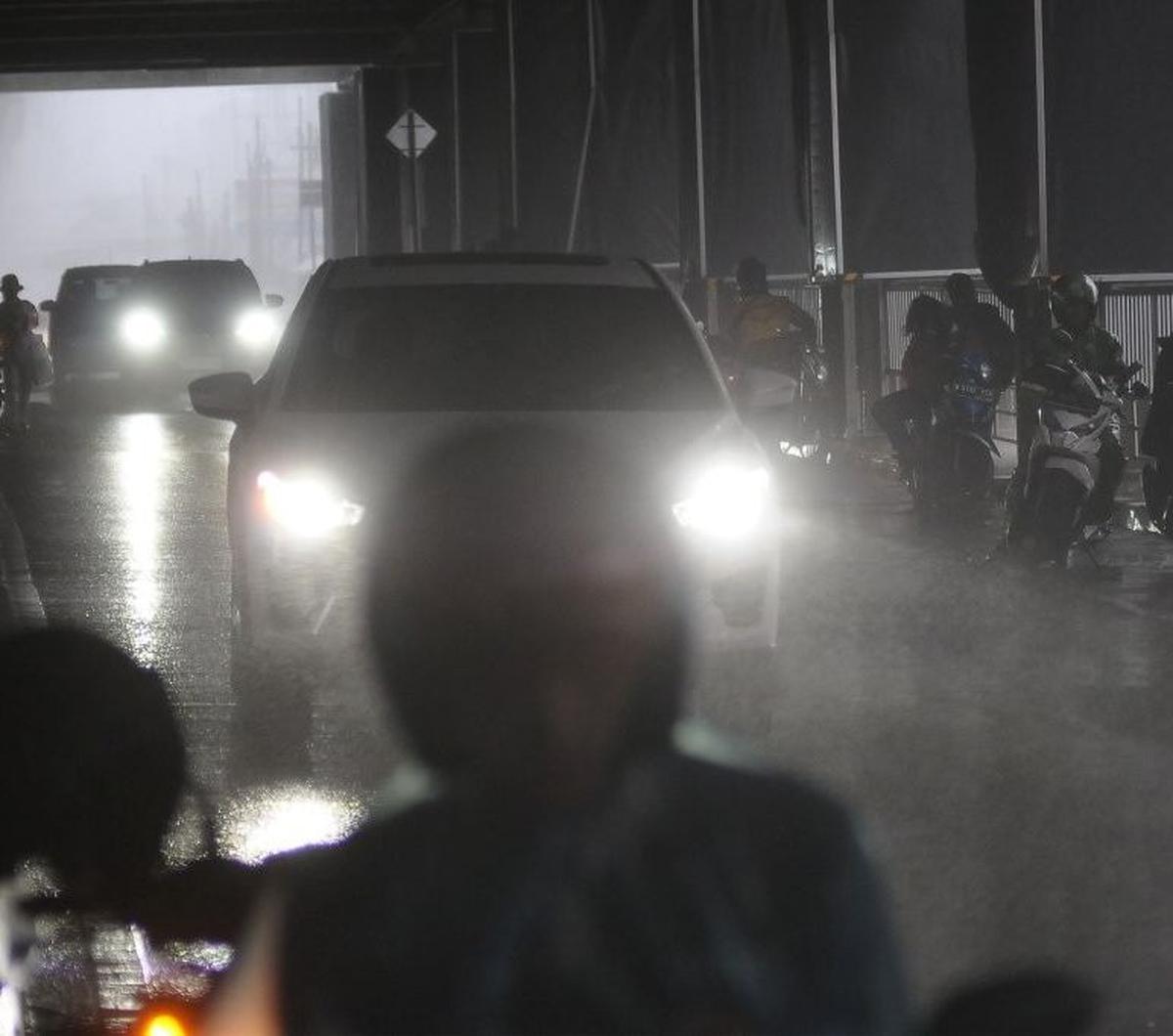 Badan Meteorologi dan Geofisika (BMKG) telah menghimbau kepada warga yang akan beraktivitas di luar agar selalu waspada dengan potensi hujan yang disertai kilat atau petir dan angin kencang. Foto: merdeka.com / Imam Buhori<br>