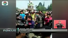 Tiga korban kecelakaan yang mengalami luka dievakuasi ke Rumah Sakit Paru Parto Widigdo di Cisarua.