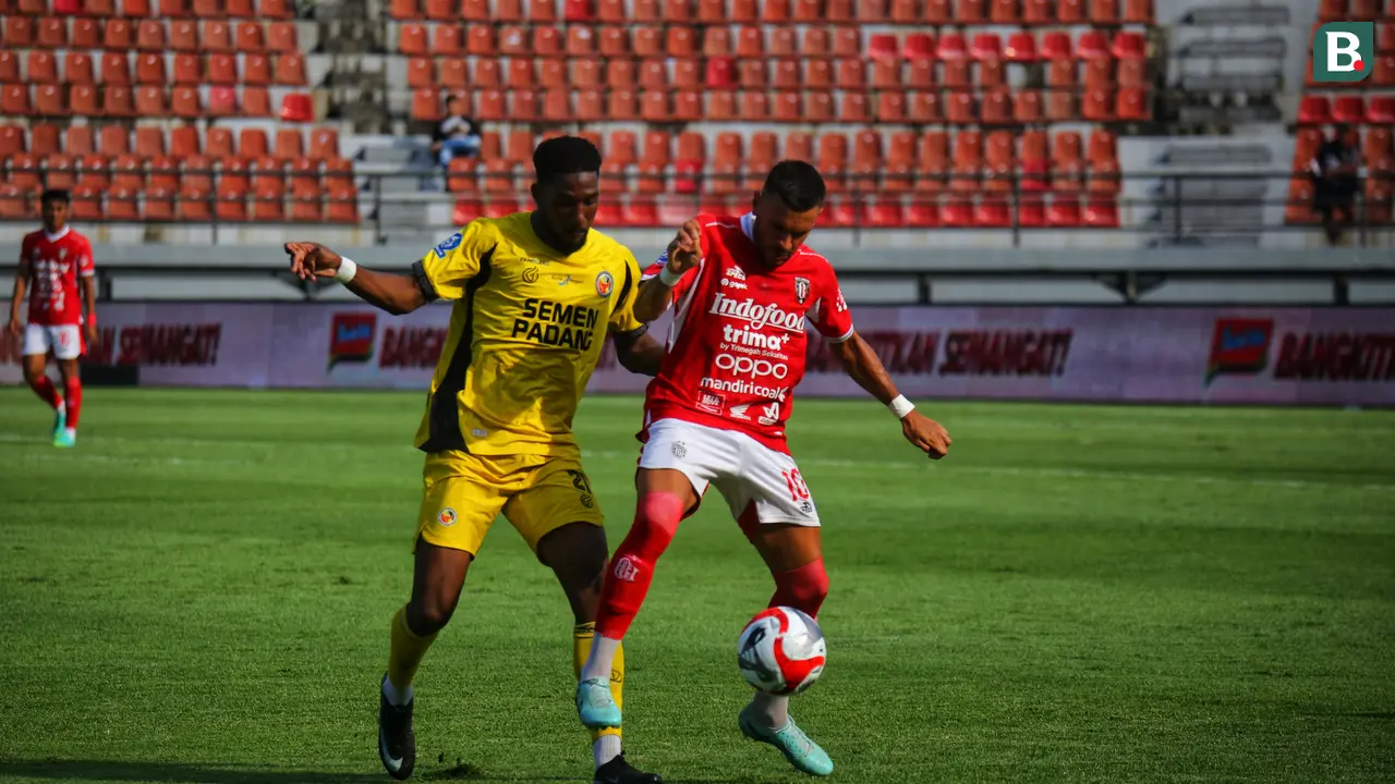 Bali United menghadapi Semen Padang