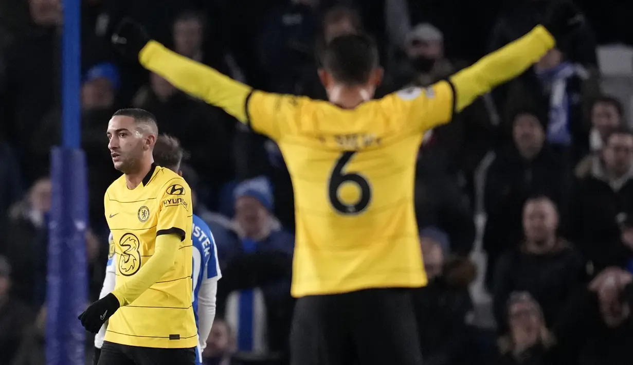 Chelsea akhirnya berhasil unggul terlebih dahulu pada menit ke-28. Tembakan jarak jauh Hakim Ziyech (kiri) tak mampu dibendung oleh kiper Brighton, Robert Sanchez. The Blues unggul 1-0 di babak pertama. (AP/Matt Dunham)