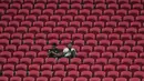 Dua orang penonton duduk di antara bangku kosong dalam pertandingan Grup D Piala Dunia Antarklub 2025 antara Chelsea melawan LAFC di Mercedes Benz Stadium, Atlanta, Amerka Serikat, Selasa (17/06/2025). (AP Photo/Brynn Anderson)