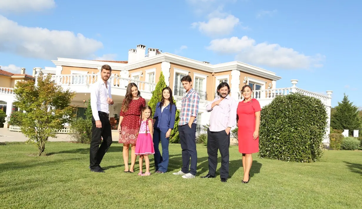 Para pemain Elif mengajak para fans untuk menyaksikan Elif 2 di SCTV yang ceritanya akan semakin seru dengan tambahan karakter yang baru yang menarik. (SCTV/Bintang.com)