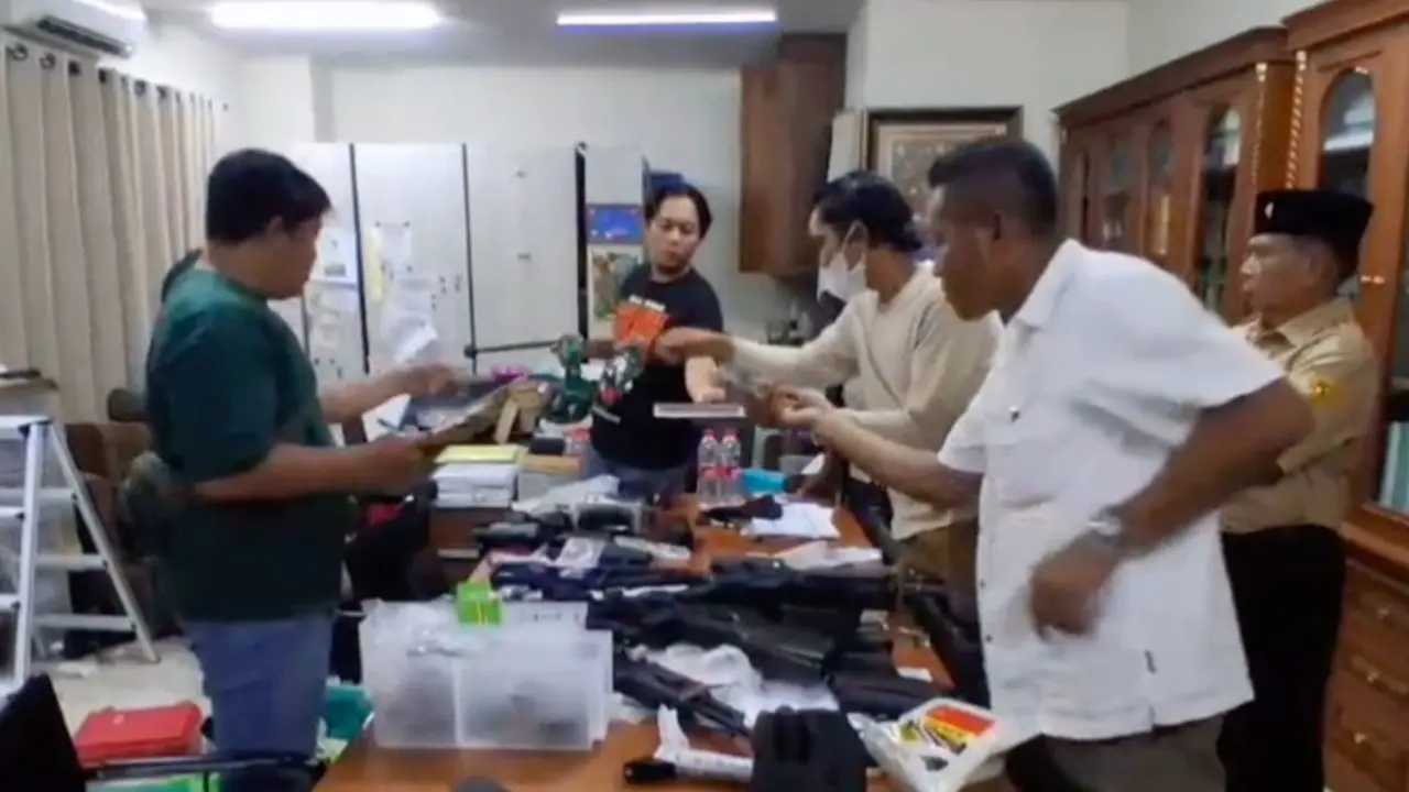Penemuan ratusan senjata di sebuah sekolah swasta di kawasan Pondok Pinang, Kebayoran Lama, Jakarta Selatan (Istimewa)