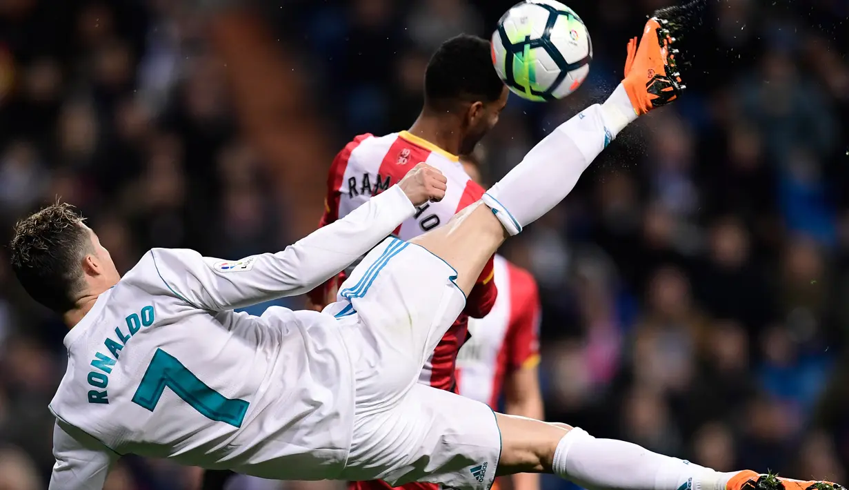 Striker Real Madrid Cristiano Ronaldo melakukan tendangan salto saat melawan Girona dalam pertandingan La Liga Spanyol di stadion Santiago Bernabeu di Madrid (18/3). (AFP Photo / Javier Sorioano)