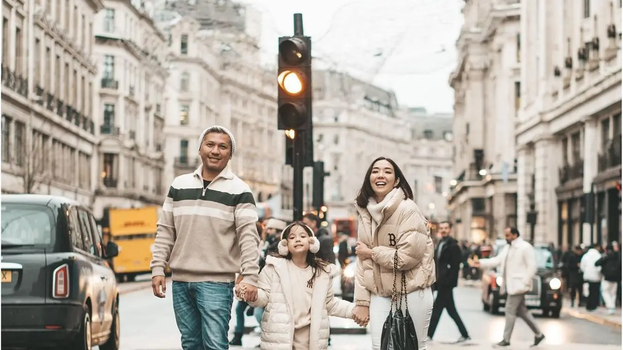Gading Marten dan Gisella Anastasia temani Gempi liburan ke London (Foto: Instagram @gadiiing)