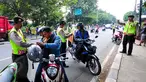 Satlantas Polres Jakarta Timur merazia pengendara sepeda motor yang melanggar aturan berlalulintas, saat berlangsungnya Operasi Patuh Jaya di sepanjang Jalan Raya Bogor, Ciracas, Jakarta, Selasa (2/6/2015). (Liputan6.com/Yoppy Renato)