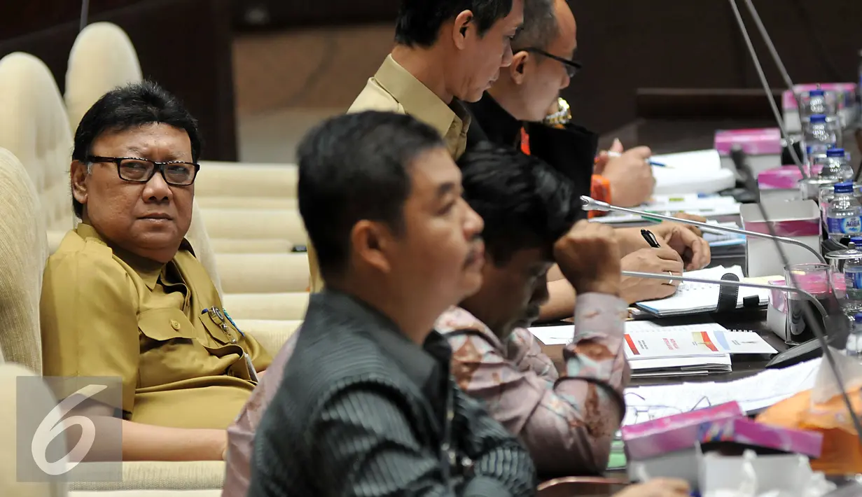 Menteri Dalam Negeri Tjahjo Kumolo saat menggelar rapat kerja dengan Komisi II DPR, di Kompleks Parlemen, Senayan, Jakarta, Senin (29/2). Rapat tersebut membahas revisi Undang-Undang Nomor 8 Tahun 2015 tentang Pilkada. (Liputan6.com/Johan Tallo)