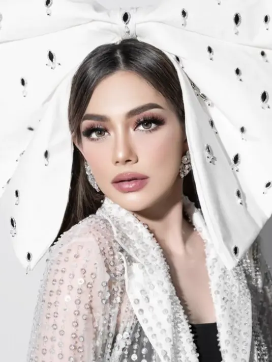 Wajahnya terlihat semakin memukau dan menjadikannya tampil bagai boneka. [foto: Instagram/ Celine Evangelista]