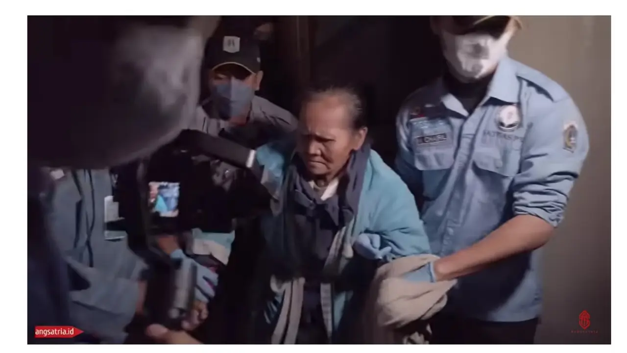 Ibu Eny ketika dievakuasi dari rumah mewah terbengkalai bersama sang anak, Tiko.