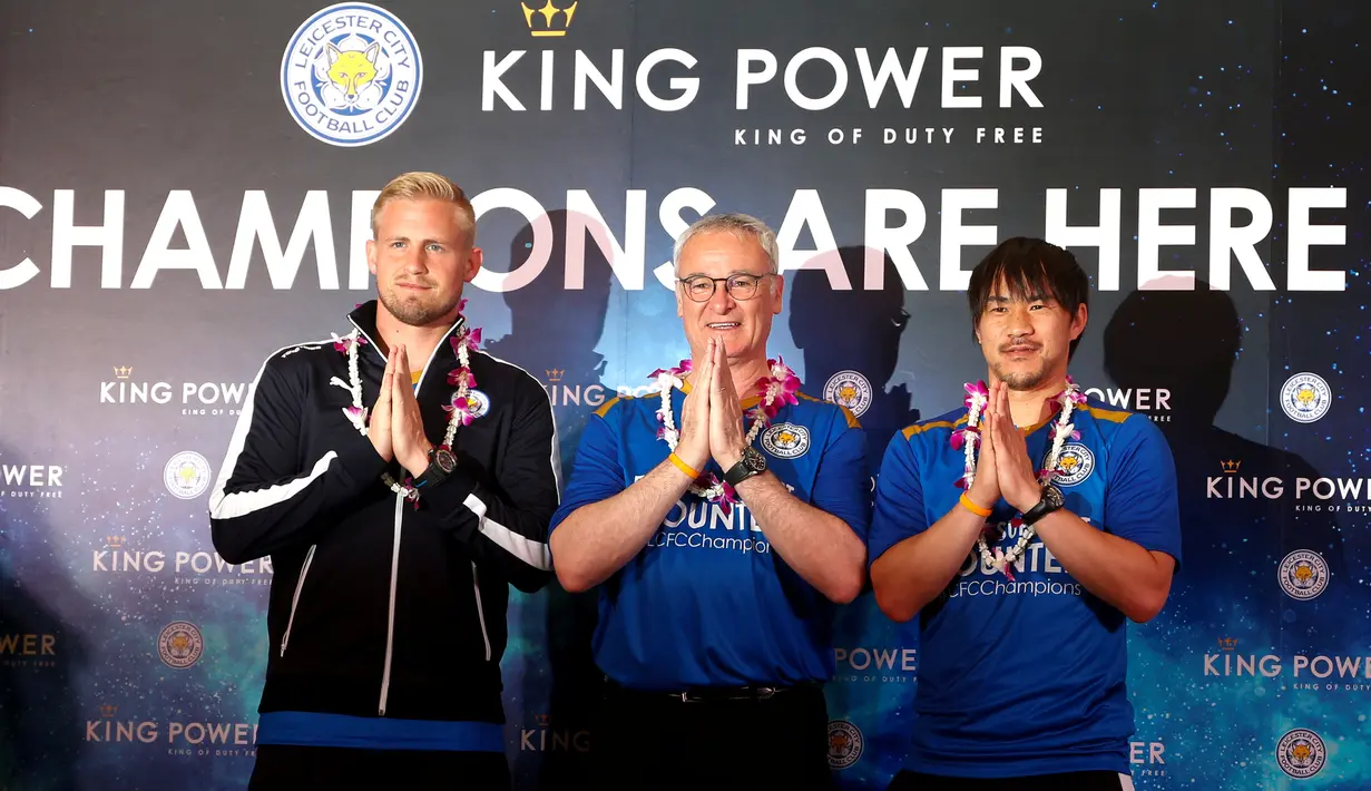 Pelatih Leicester City Claudio Ranieri bersama kiper Kasper Schmeichel dan Shinji Okazaki mengucapkan salam tradisional saat tiba di Bandara Internasional Suvarnabhumi, Bangkok, Thailand, (18/5). (REUTERS/Athit Perawongmetha)