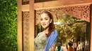 Tanpa hijab, terlihat jelas wajah V-Shape Olla Ramlan yang glowing dengan pulasan makeup glam