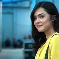 Menyusun tugas akhir, Vebby Palwinta ingin jadi notaris.