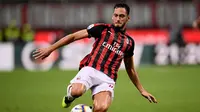 Belum siap dengan kesembuhan, Calhanoglu dipaksa tampil saat AC Milan bertandang ke kandang Real Betis. Alhasil dipertengahan babak kedua, Hakan terpaksa ditarik keluar usai merasakan kenbali cedera yang ia derita. (AFP/Marco Bertorello)