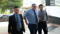 Razman Arif Nasution, kuasa hukum Sutan Bhatoegana, saat mendatangi Gedung KPK, Jakarta, Kamis (5/3/2015). Kedatangannya untuk menemui pimpinan KPK dan menyampaikan surat penangguhan penahanan terhadap Sutan. (Liputan6.com/Faisal R Syam)