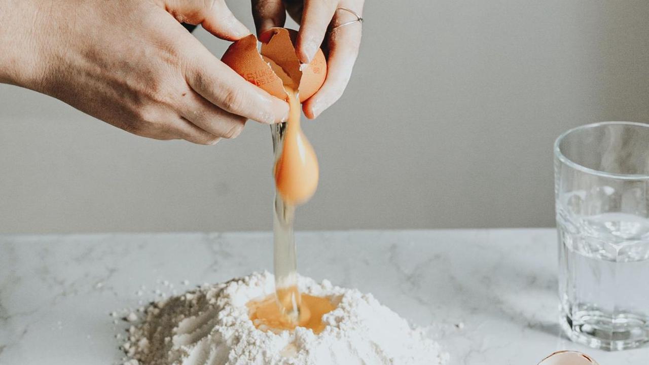 Resep bolu seolah tak ada habisnya. Ada saja bahan-bahan yang bisa digunakan untuk membuat bolu menjadi semakin istimewa. Salah satu bahan tersebut adalah kacang hijau. Jarang terdengar dan diketahui, rupanya bolu juga bisa dibuat dengan bahan dasar kacan
