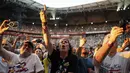 <p>Para penonton bernyanyi menyanyikan lagu grup band The Rolling Stones selama konser bagian dari tur Eropa "Sixty" di stadion Groupama, di luar Lyon, Prancis tengah, Selasa (19/7/2022). (AP Photo/Laurent Cipriani)</p>