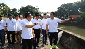 Wakil Menteri Lingkungan Hidup (Wamen LH) Diaz Hendropriyono bersama rekan mengungkapkan rencana ambisius untuk menyulap Waduk Dukuh I di Kecamatan Kramat Jati menjadi sebuah tempat rekreasi yang menyegarkan.
