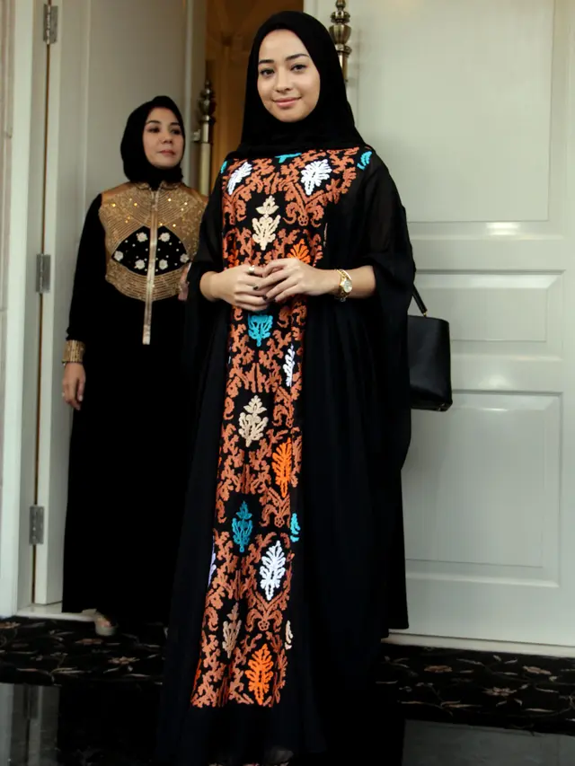 [Bintang] Mix and Match: Didoakan Cepat Berhijab, Nagita Slavina dan 7 Seleb Ini Tampil Cantik dengan Pakaian Santun